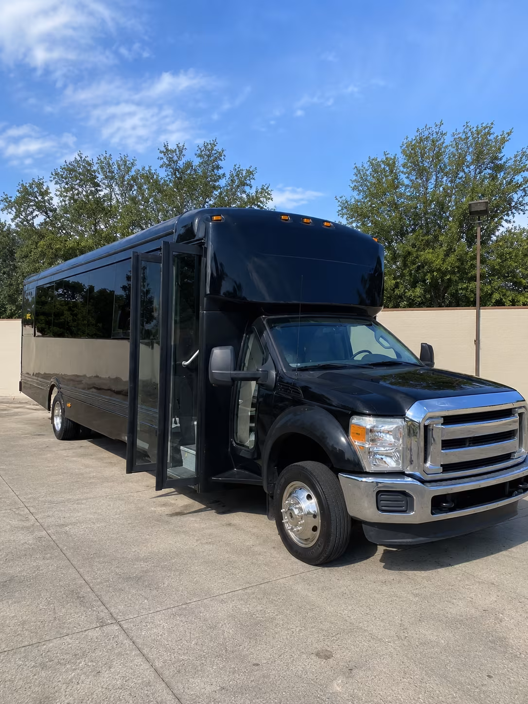 lynwood 20 passenger party bus